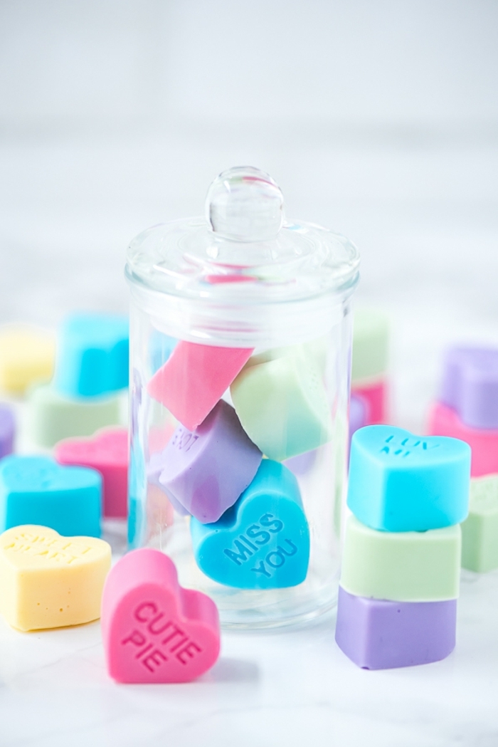 frascos llenos de detalles pequeños en forma de corazon y color pastel, caramelos con bonitos mensajes de amor 