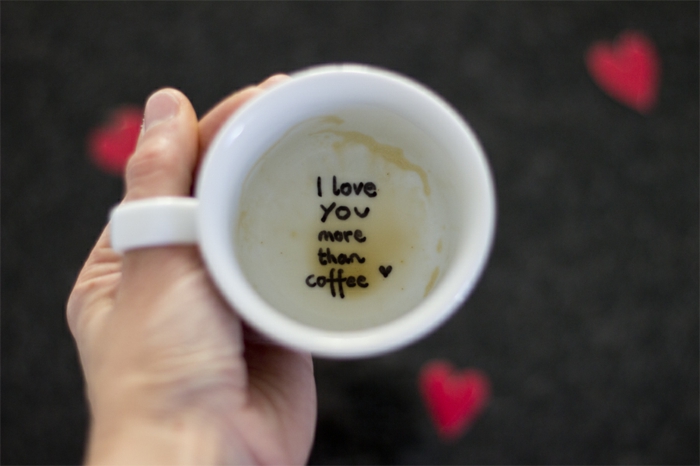mensaje divertido para san valentín, te quiero más que al café, como sorprender a tu novio, taza de café con mensaje escondido