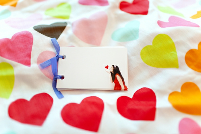 sábanas de corazones, qué regalar a tu novio, idea deregalo personalizado san valentín, cuaderno con foto romántica de la mujer querida