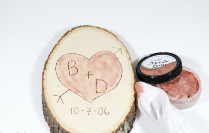 pedazo de madera natural con promesa de amor vintage, iniciales en corazón y fecha, manualidad fácil, ideas para san valentin, colorante metálico