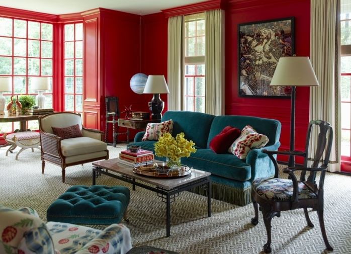 salon clásico, colores para pintar un salon, paredes en rojo, ventanas grandes con cortinas beige, sofá azul con cojines, cuadro