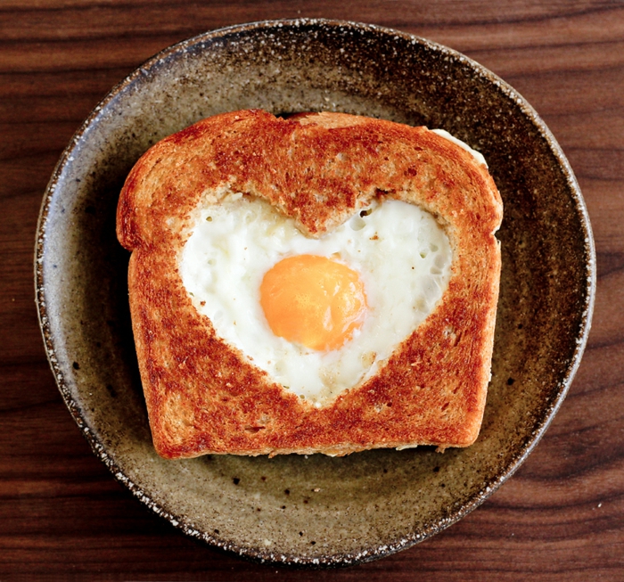 tostada con huevo en forma de corazón, desayuno romántico para San Valentín, regalos para hombres, pan y mantequilla