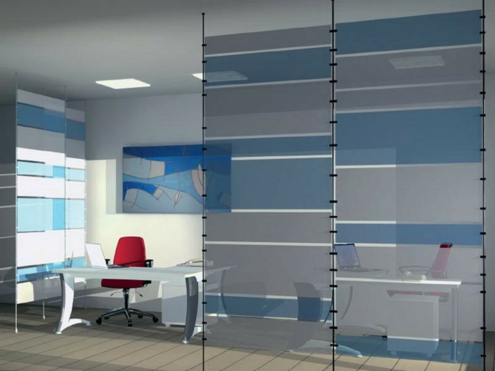 biombos separadores, interior en blanco y azul, oficina separada del salón con un separador de ambientes de cristal 