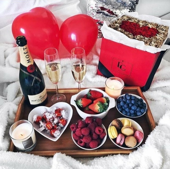 sorpresa riquísima en la cara, frutas y dulces con una botellas de champán, rosas rojas y globos, como sorprender a mi novia en San Valentín 