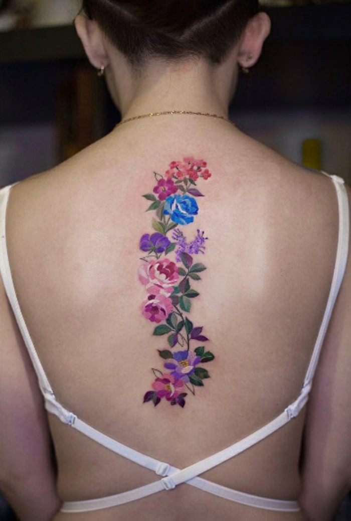 tatuaje espalda, tatuaje femenino grande de acuarela, corona de flores que cubre la columna vertebral, azul, morado y rosado