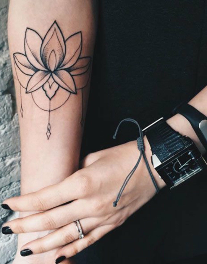 flor de loto tatuaje, mujer con esmalte negro, tatuaje en el antebrazo, flor de loto abierta en blanco y negro, reloj y pulsera