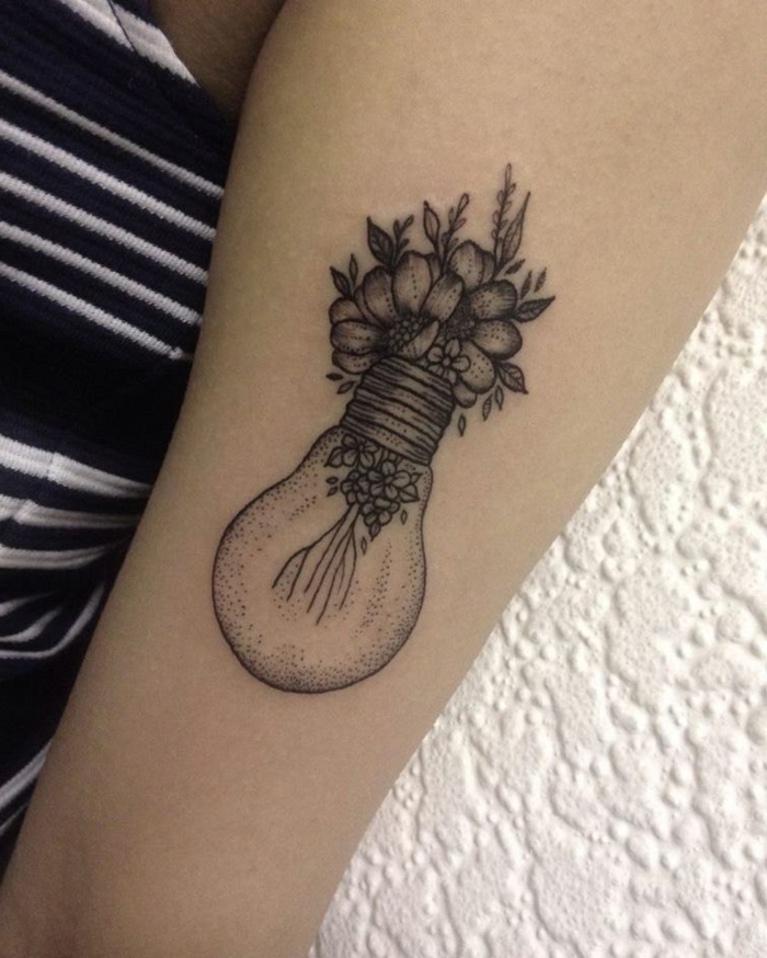 tatuaje muñeca, tatuaje pequeño en el brazo, bombilla con ramo de flores, tatuaje en blanco y negro