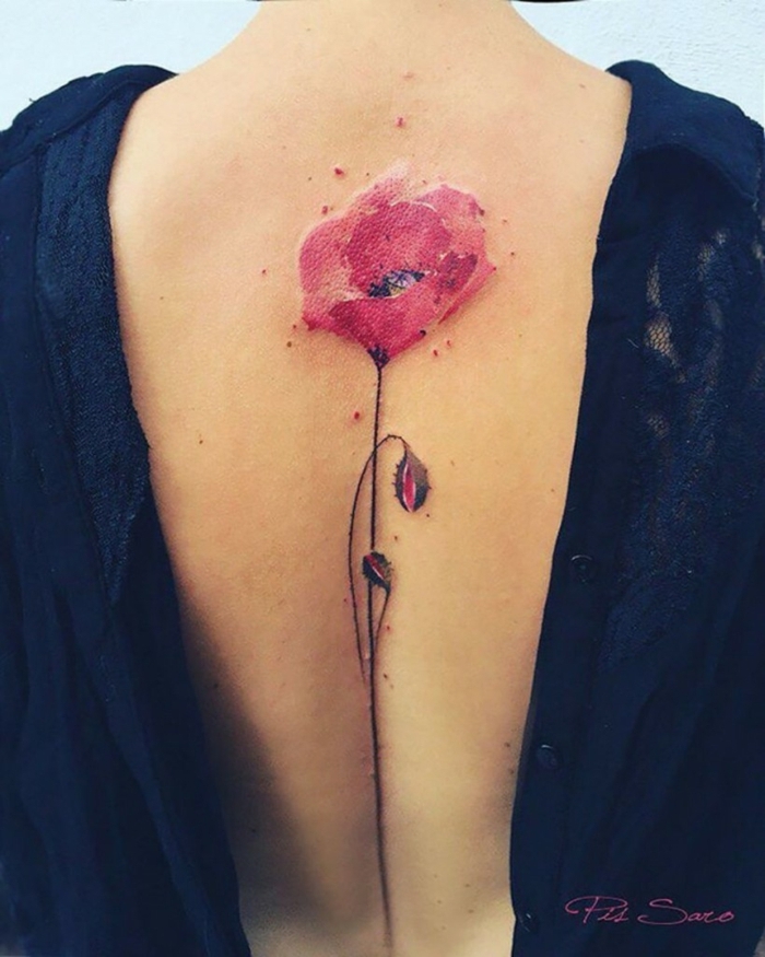 tatuaje espalda, mujer con espalda descubierta, tatuaje acuarela, amapola rosada con tallo en la zona de la columna vertebral
