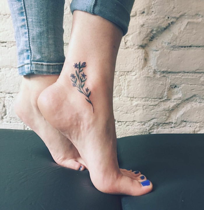 tattoos pequeños. pierna de mujer con añas azules, tatuaje minimalista flor de lavanda en el tendón de Aquiles