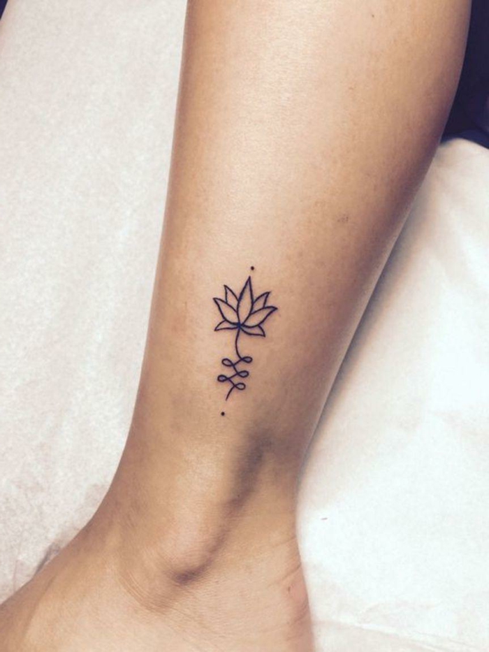 flor de loto tatuaje, tatuaje minimalista, pierna de mujer, pequeña flor de loto en blanco y negro en el tobillo