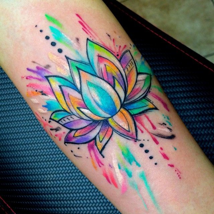 flor de loto tatuaje, tatuaje femenino en el antebrazo, colores metálicos y llamativos, flor de loto grande