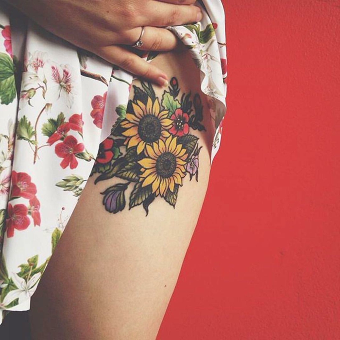 tatuajes flores, tatuaje con ramo de flores con girasoles y petunias, mujer con vestido en flores, tatuaje en la cadera