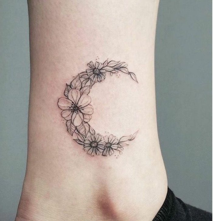 tattoos pequeños, tatuaje minimalista en blanco y negro, corona de flores en forma de media luna en el tobillo