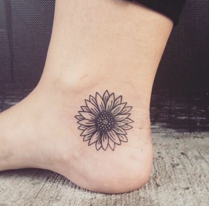 tatuajes de flores, tatuaje pequeño y sencillo en el pie, gerbera en blanco y negro, idea para mujeres