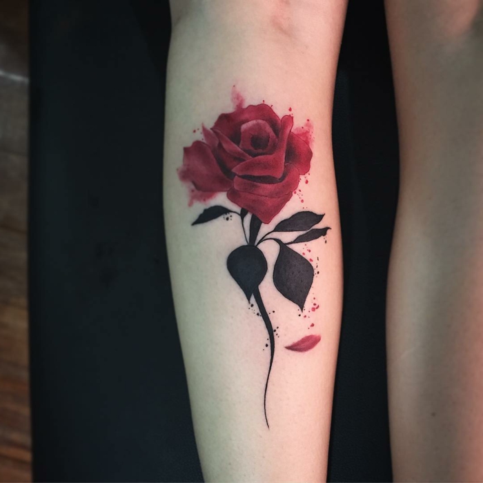 tatuajes flores, tatuaje grande femenino para el antebrazo o el tobillo, rosa grande roja con tallo y hojas negros