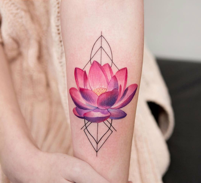flor de loto tatuaje, tatuaje en el antebrazo femenino, flor de loto en rosado y morado, figuras geométricas