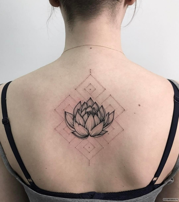 flor de loto tatuaje, mujer con esapalda tatuada, flor de loto medio abierta en blanco y negro, figuras geométricas