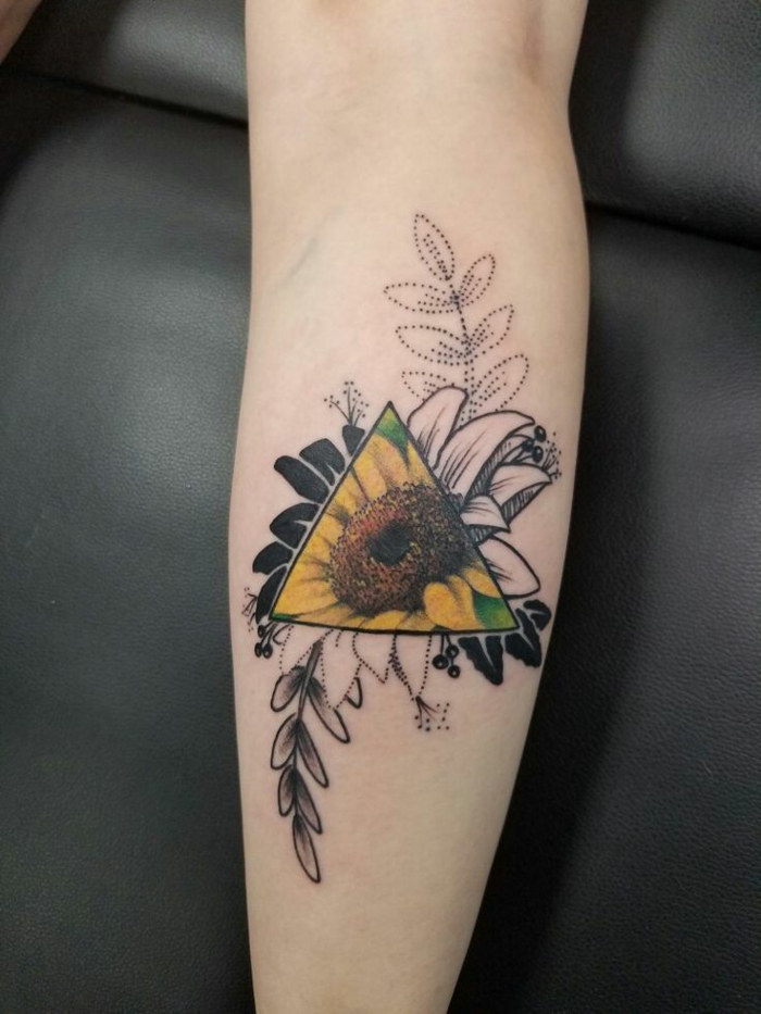 tatuajes de flores, pantorilla de mujer, tatuaje en blanco y negro con un triángulo de color, girasol amarillo