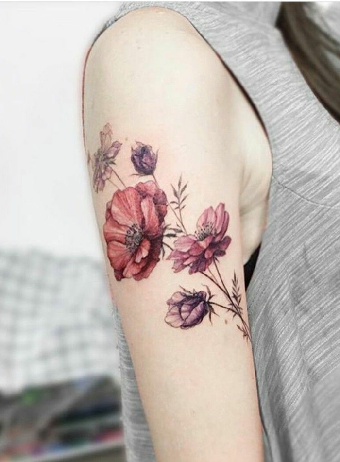 tatuaje flor de loto, tatuaje en el brazo mujer, amapolas en rojo y morado, con tallo y hojas, estilo acuarela