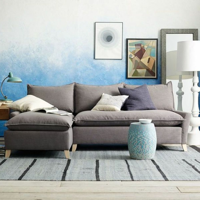 colores para paredes, pintura con efecto esponja, pared en blanco y azul celeste, sofá gris, cuadro geométrico, suelo de tarima con tapete