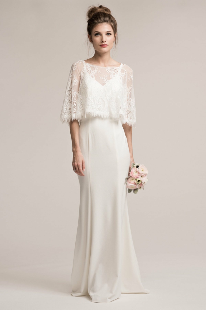 vestidos de novia ibicencos, vestido sensillo largo blanco, escote ilusión, media manga con encaje, ramo de flores, pelo recogido