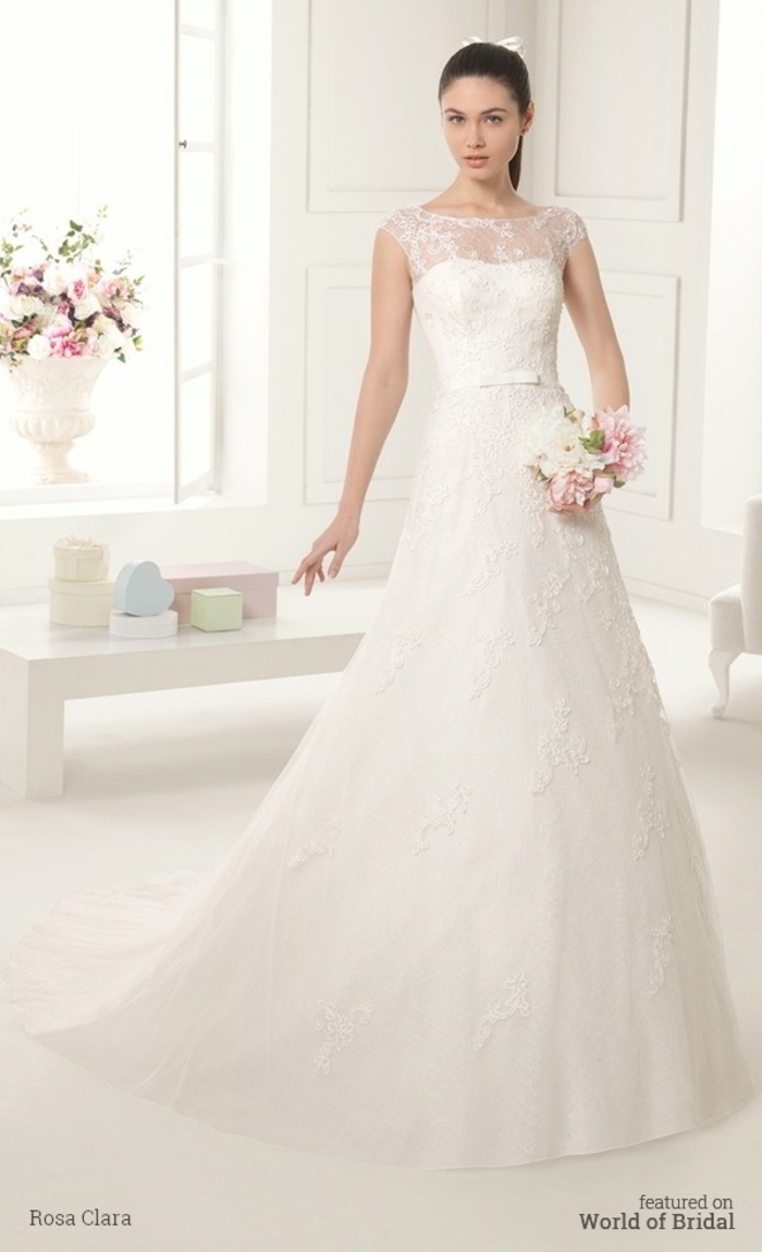 vestidos de novia modernos, precioso vestido con motivos florales y encaje, pequeño cinturón blanco, escote ilusión 