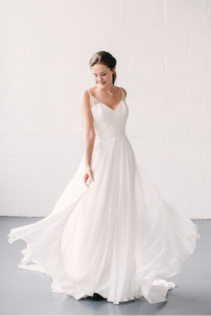  vestidos de novia modernos, vestido sencillo con falda voluminosa y aireada, parte superior simple con correas originales 