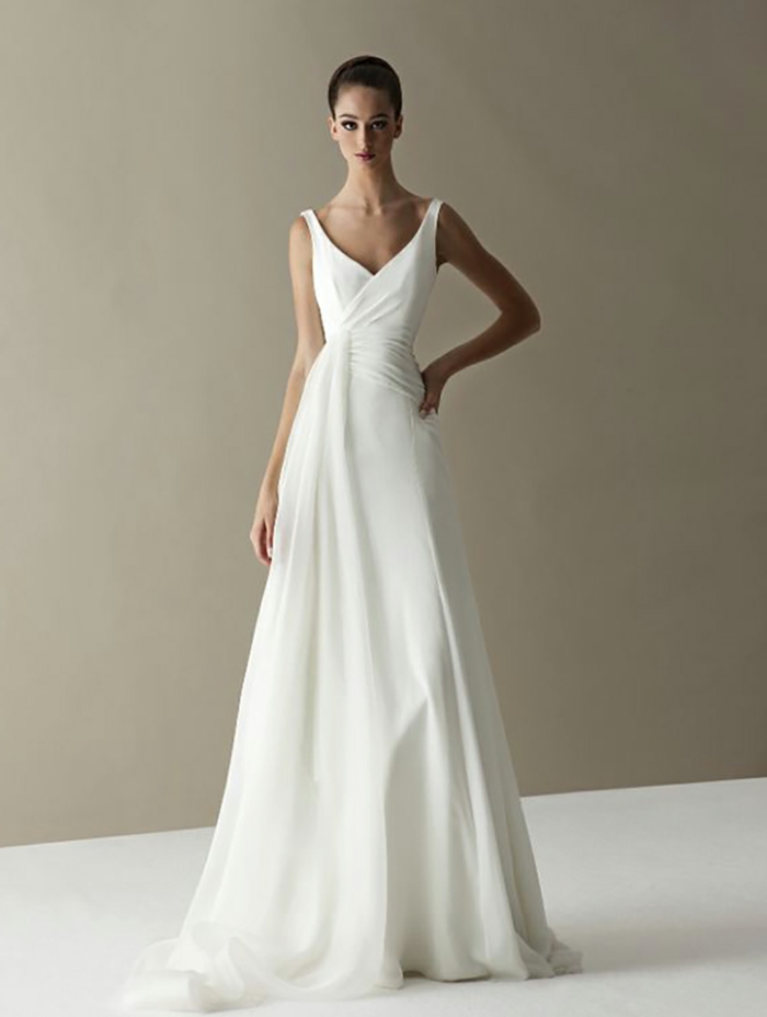 vestidos novia baratos, preciosa propuesta de vestido minimalista que alarga el silueta, vestido de satén, escote en v y pelo en moño apretado