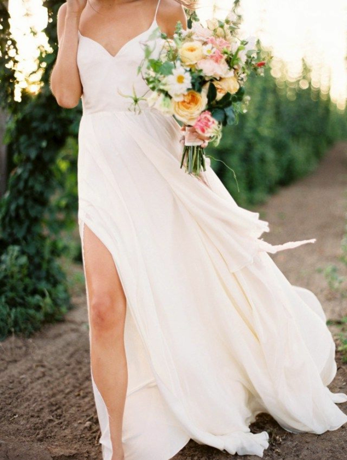 vestido novia sencillo, propuesta simple para una boda de verano más casual, vestido de corte princesa con grande hendidura