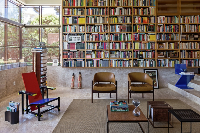 estanterias para libros, interior vintage, suelo de mármol, tapete de mimbre, librería de madera grande, sillascon tapizado de piel