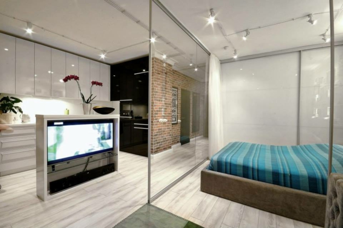 separador de ambientes, dormitorio moderno de lujo, cama doble de diseño moderno, lámparas empotradas, divisor de ambientes de vidrio