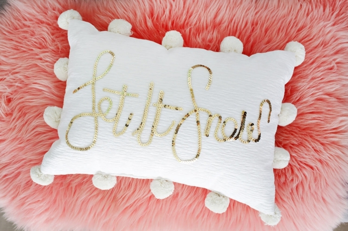 ideas decoracion del hogar casera, como hacer pompones de lana en blanco, almohada con letras decorada de pompones