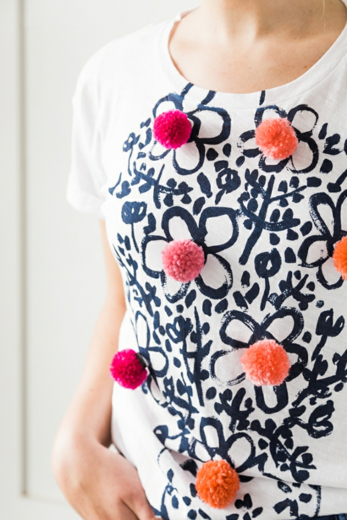 ideas sobre como hacer pompones con lana, blusa original decorada de bolas de lana en colores llamativos 