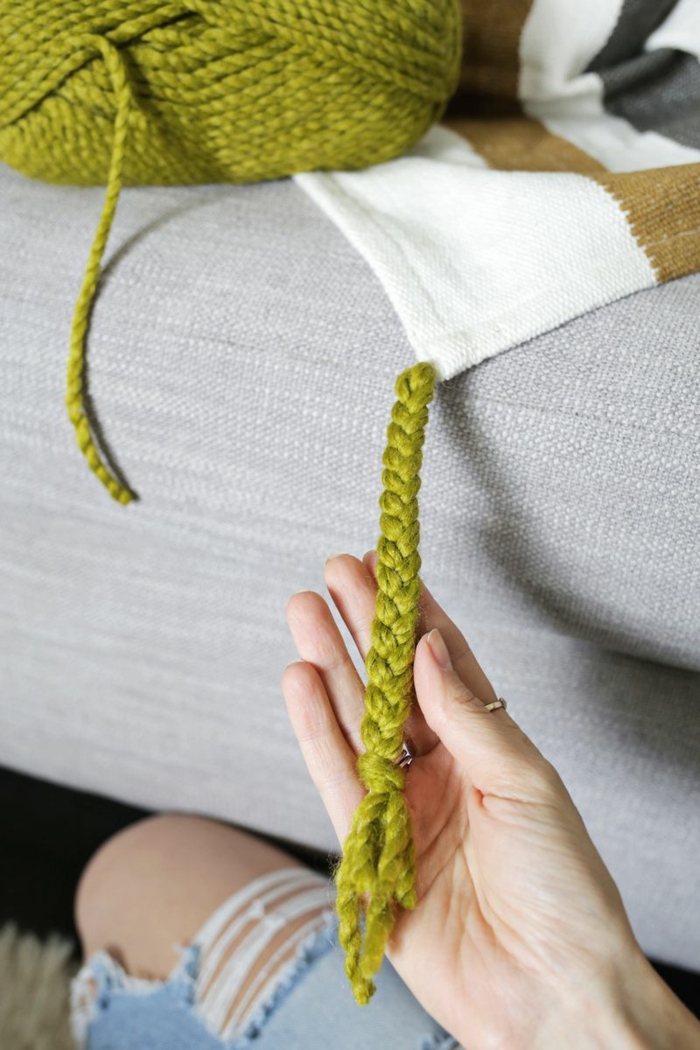 tutoriales sobre como hacer pompones de lana paso a paso, trenza de hilo en color verde, manualidades para decorar la casa 