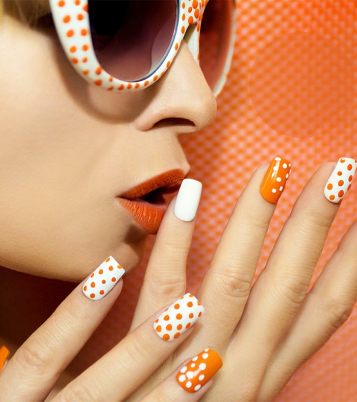 precioso diseño de uñas con lunares en naranja y blanco, uñas decoradas diseños actuales pintadas en color blanco y naranja, tendencias en la manicura 2018 