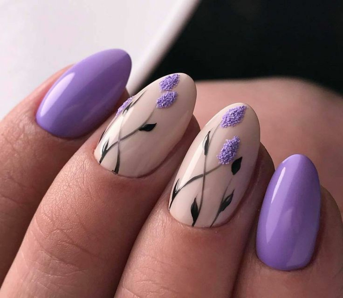 diseño de uñas de encanto con motivos florales, uñas en gel decoradas en color lila y beige, uñas largas en forma de almendra 