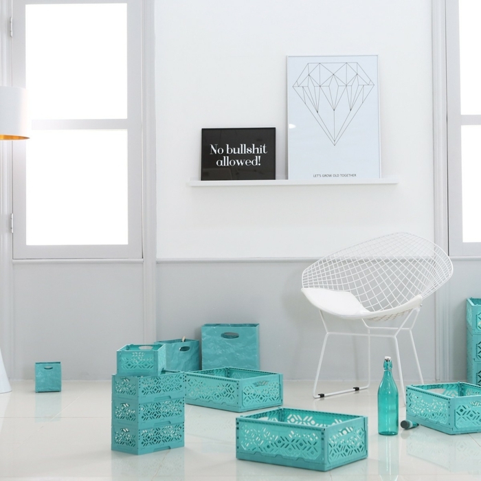 diseño de interiores en estilo minimalista y colores claros, paredes en blanco y cajas de madera decoradas en aguamarina 