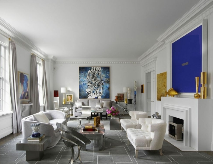tendencias salones minimalistas, grande espacio decorado con muebles modernos con toque vintage, elementos en azul turquesa y dorado 