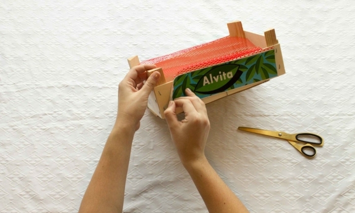 como decorar cajas de madera paso a paso, pequeña caja de frutas y tijeras, proyectos artesanales con tutoriales 