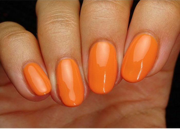 uñas en gel decoradas en color naranja, preciosas uñas de longitud larga y forma ovalada, tendencias en los colores primavera 2018 