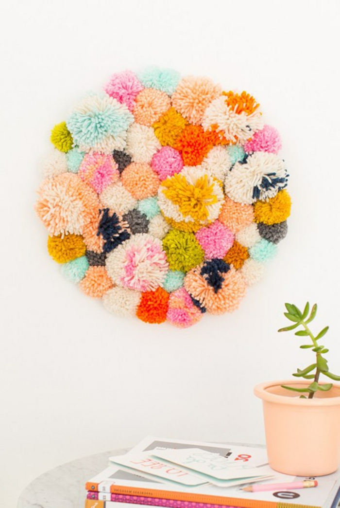 decoracion fresca y bonita, manualidades con pompones paso a paso, ornamento decorativo para la pared en tu casa 