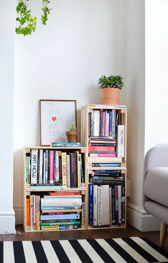 salon acogedor con pequeña estantería hecha de cajas de madera decoradas, ideas para almacenar los libros en tu casa