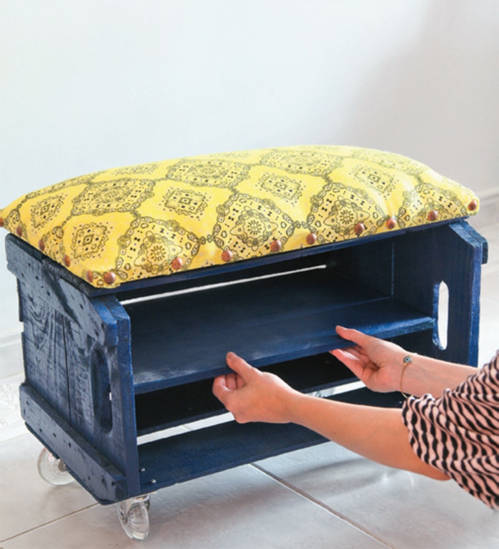 estante de zapatos en ruedas pintado en azul con asiento de tela en amarillo con ornamentos, cajas de fruta para hacer muebles DIY 