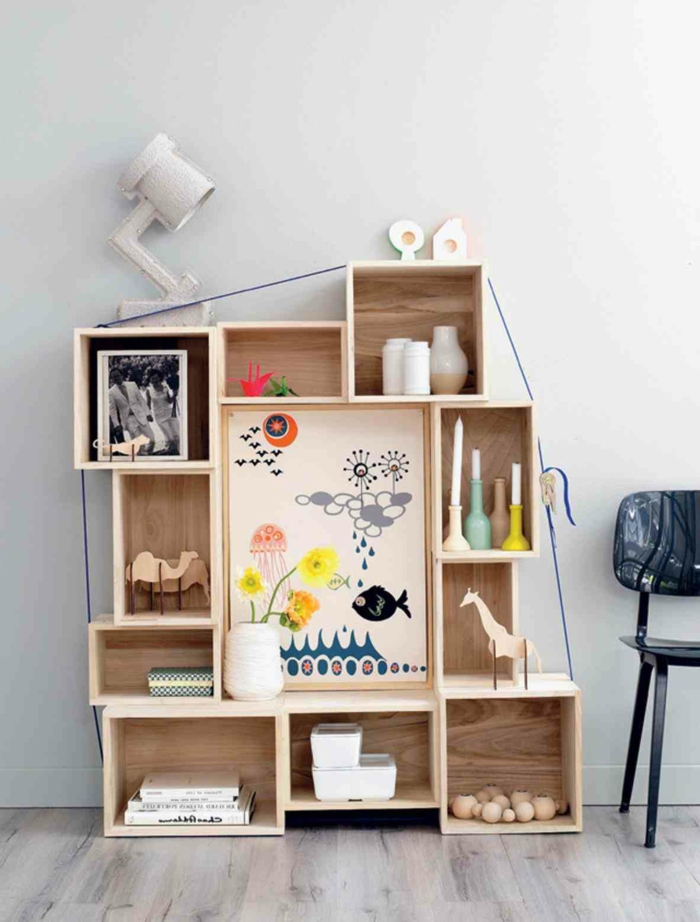 propuesta extravagante de estantería hecha de cajas de madera decoradas, interior en estilo nordico con colores claros 