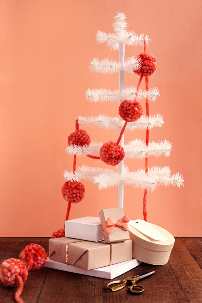 manualidades de navidad fáciles de hacer, pompones de lana grandes de hilo rojo, guirnalda de pompones hecha a mano 