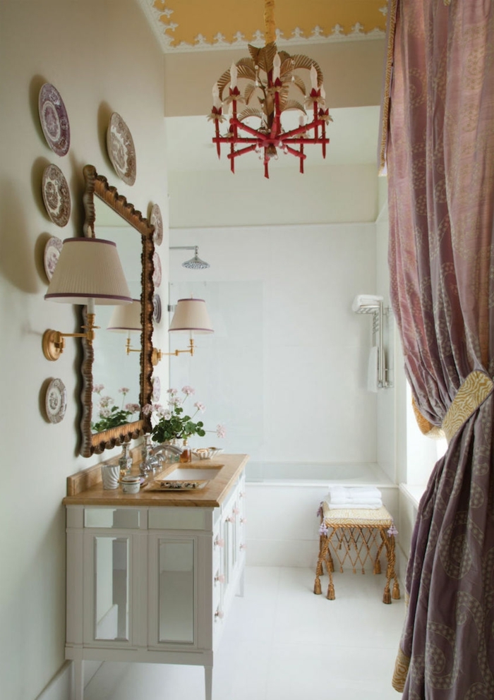 ideas sobre decoracion con espejos, recibidor grande en estilo vintage, tonos claros y decoracion en las paredes 