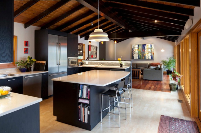 ideas para decorar cocinas abiertas al salon, grande barra en el centro de la cocina, salon moderno abuhardillado, techo con vigas de madera 