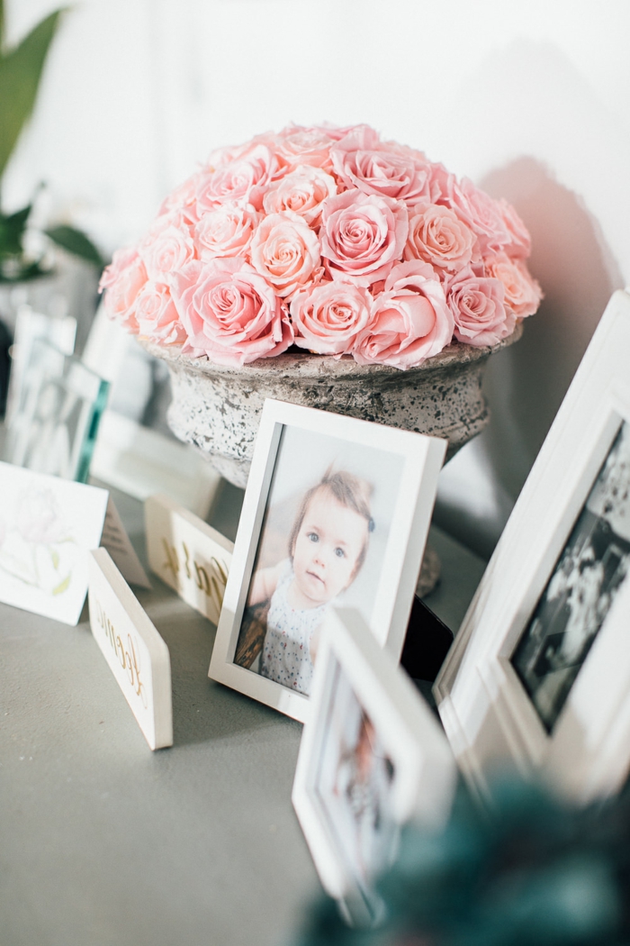 ideas para decorar recibidores pequeños, armario decorado de rosas y fotos en marcos pintados en blanco 