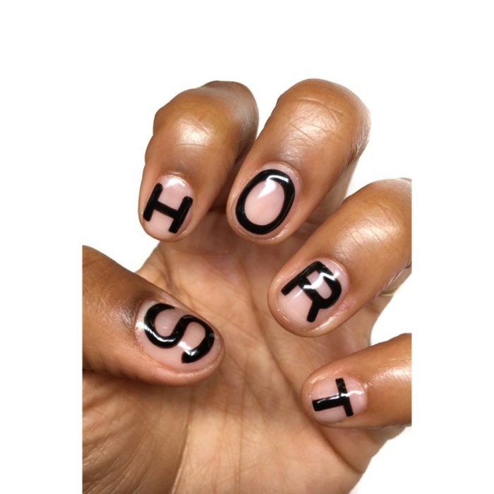 diseños de uñas modernos con letras, gel transparente con decoración en negro, uñas muy cortas ovaladas