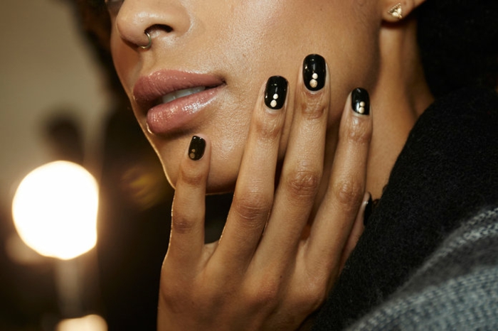 tendencias diseños de uñas, uñas negras con acabado brillante y decoración en dorado, ideas para uñas de gel 